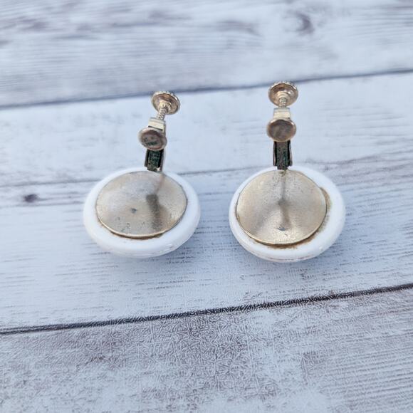 Vintage Clip On Earrings Faceted White Retro - Picture 5 of 6